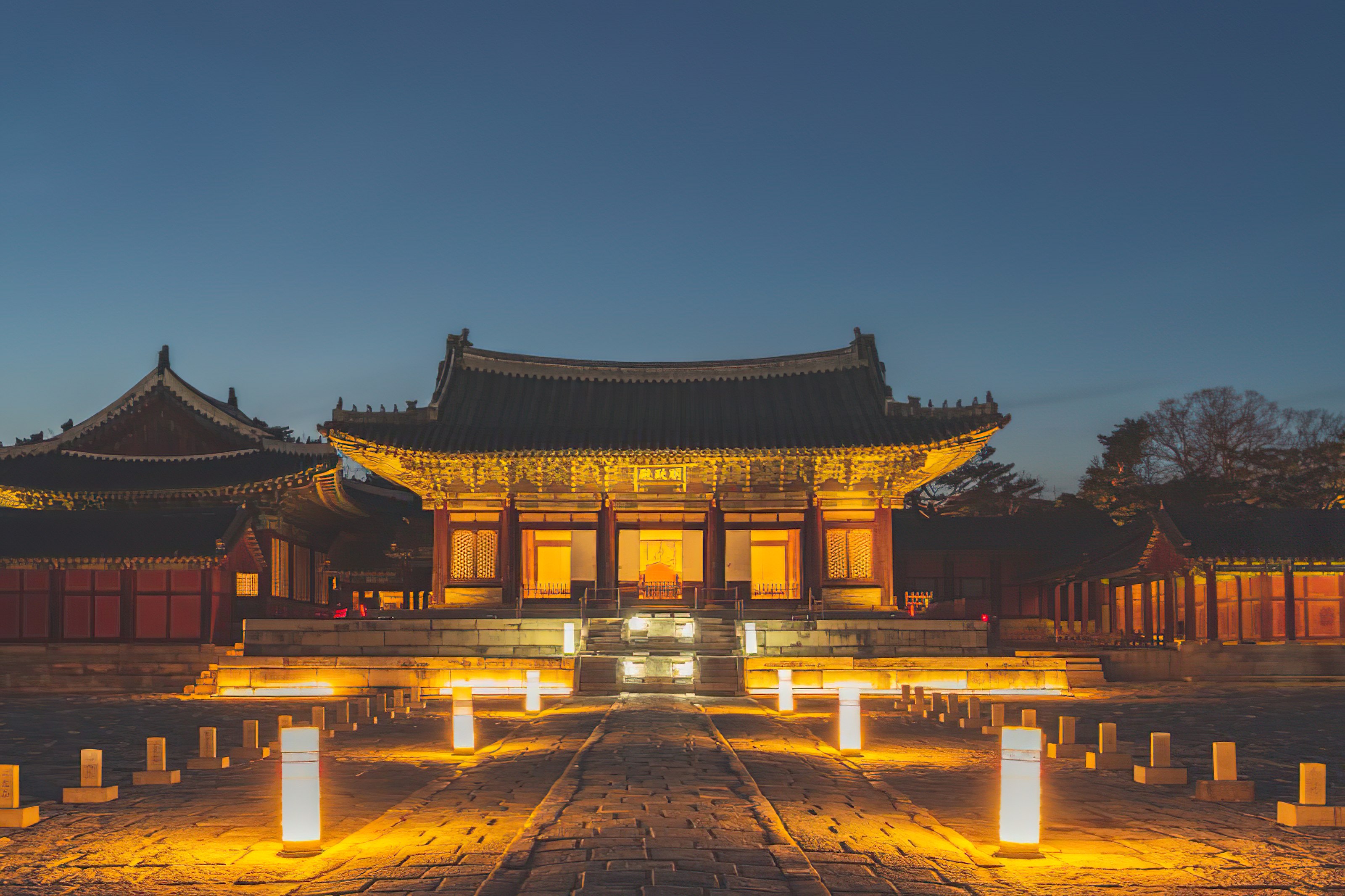 Seoul: Palace, Temple and Market Guided Foodie Tour at Night